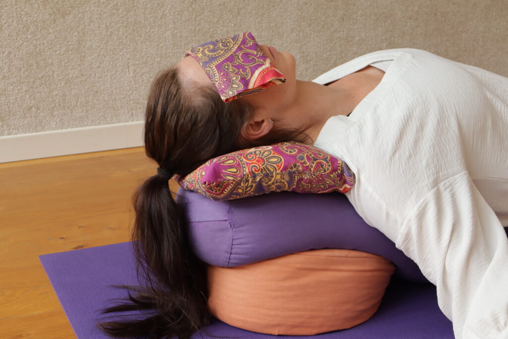 yin restorative yoga libra liggen pose